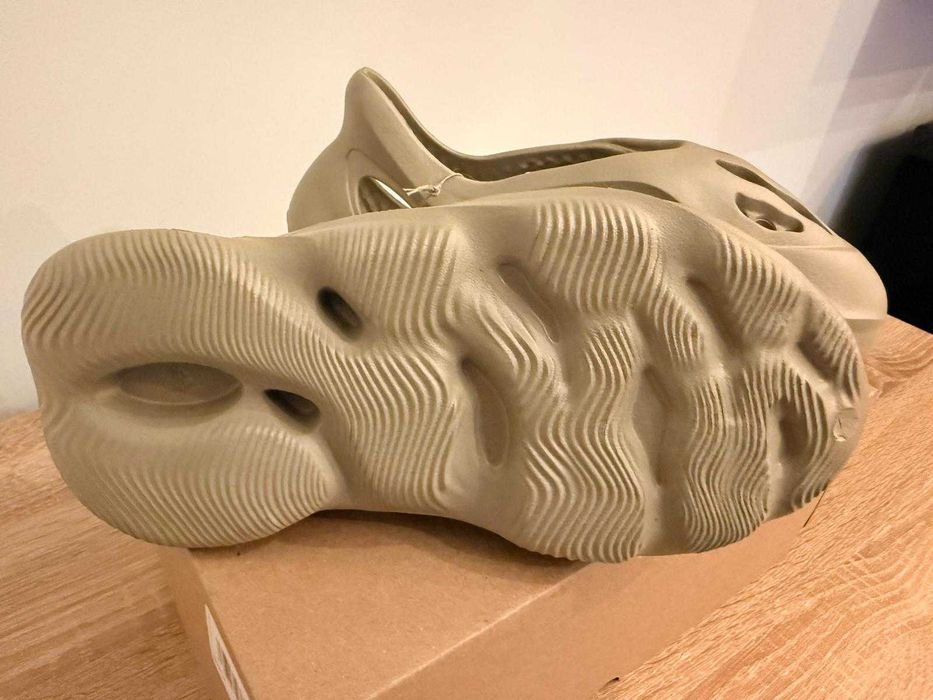 Vând Yeezy FOAM RNR Stone Salt