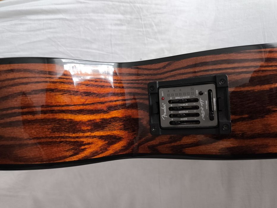 Vând chitară Fender GDC 200SCE NAT – stare foarte bună