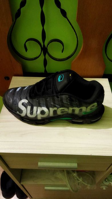 Продавам чисто нови маратонки nike supreme размер 41 но отговаря на 40