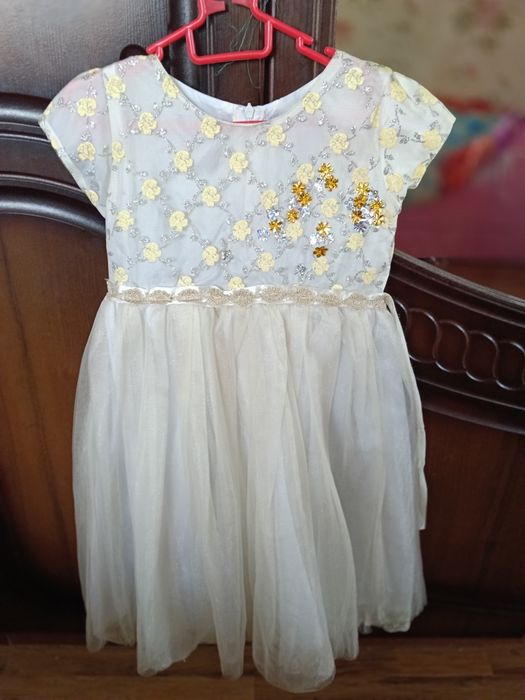 Продаю праздничные платья на девочку
