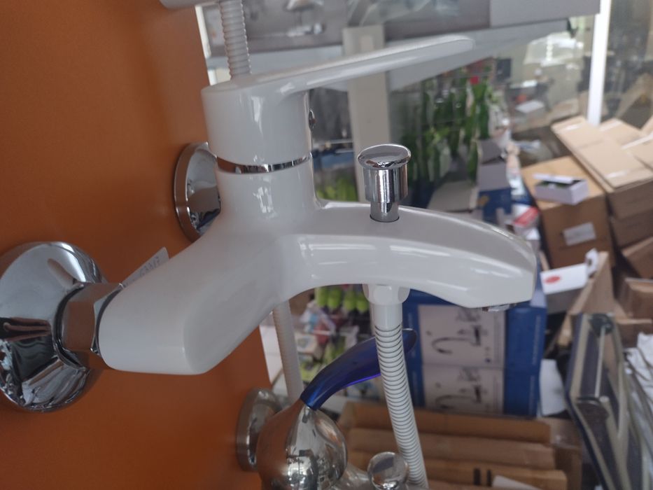 Цветни смесители за баня. Златно, старо злато, черно и бяло.