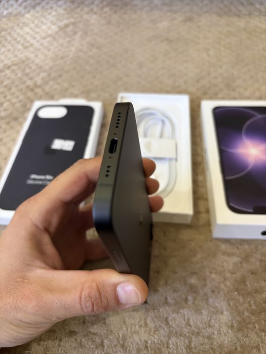 Продавам Iphone 17e 256GB Black