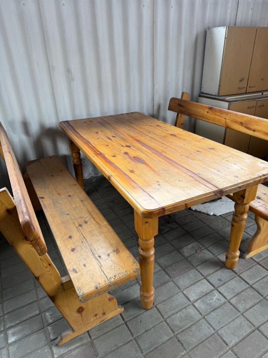 Стол с двумя скамейками