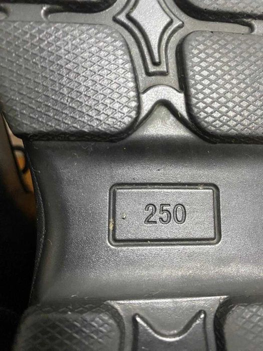 Продам женские кроссовки 39 размера