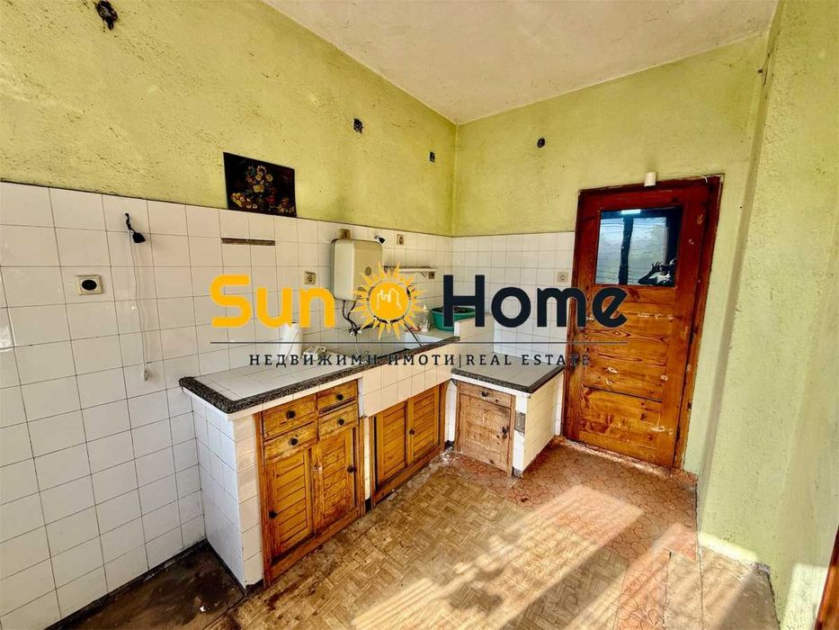 Масивна четириетажна тухлена къща с двор в идеалния център