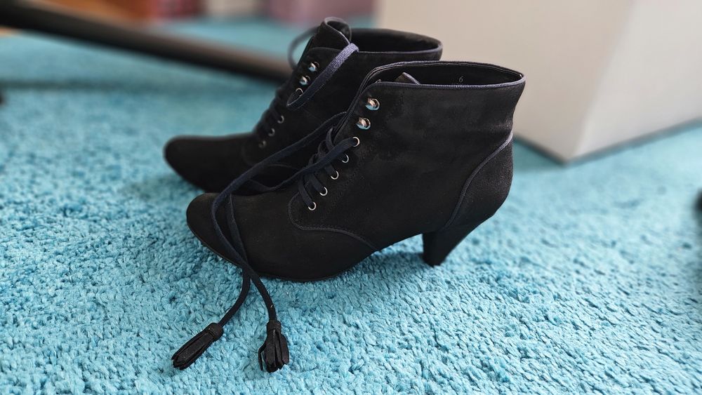 Дамски боти и спортни обувки