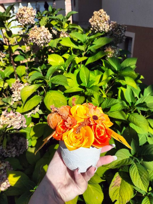 Aranjament floral de toamnă handmade – mini decor cu dovleac
