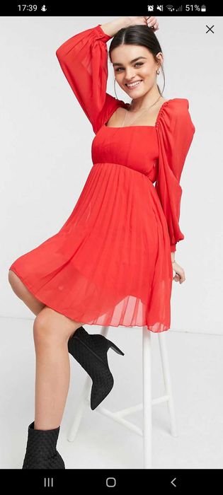 Vând rochie eveniment asos model plusat și mâneci cu volum