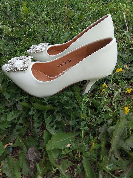 Продаю туфли белый .Почти новый.