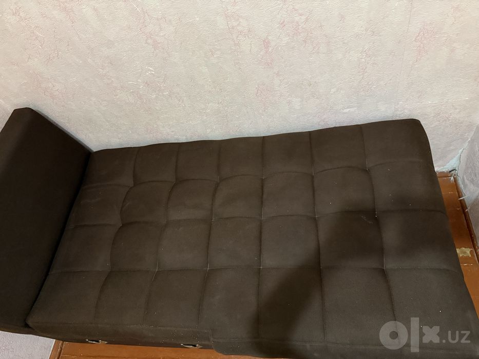 Продам диван требует химчистку или перетяжка обивки.