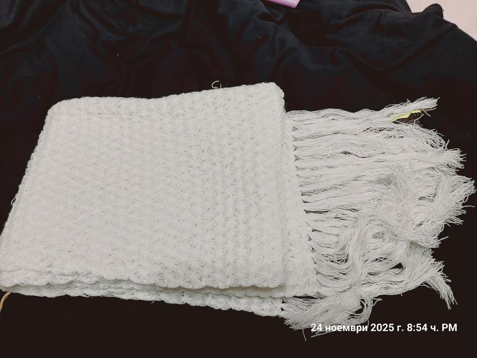 Широк плетен и плътен бял шал