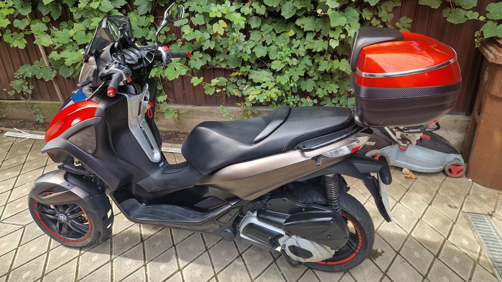 Piaggio MP3 300- se conduce cu B-ul