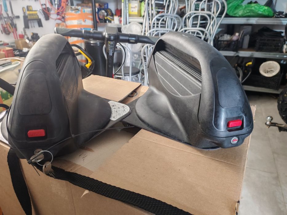 Suport schiuri magnetic pentru 3 perechi de schi sau 2 snowboard.