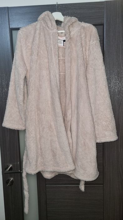 Halat pufos roz pudra cu gluga si urechiuse