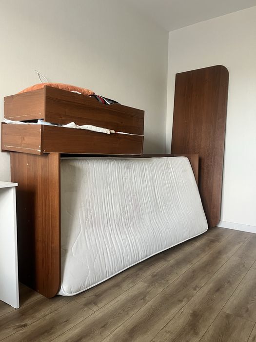 Рабочий стол, кровать, телевизор, пылесос