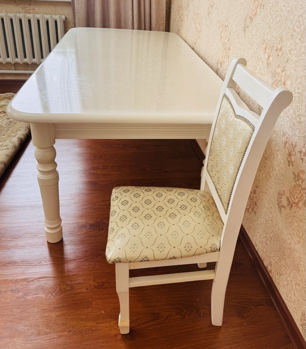 Большой стол  и  12 стульев  для  гостиной