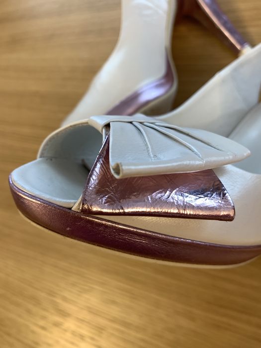 Pantofi sanda cu varf si calcai deschis, executati manual