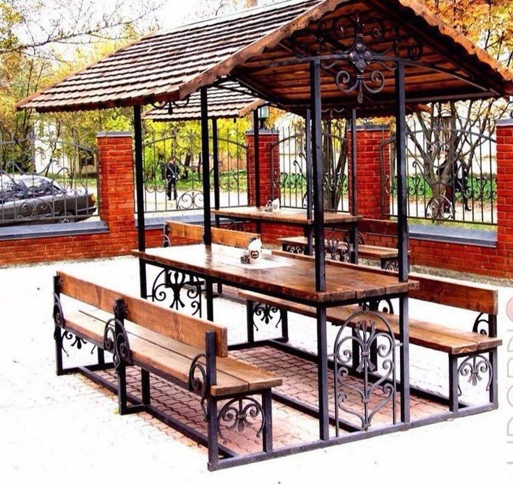 Terasa foisor cu bănci masa și acoperiș metal și lemn