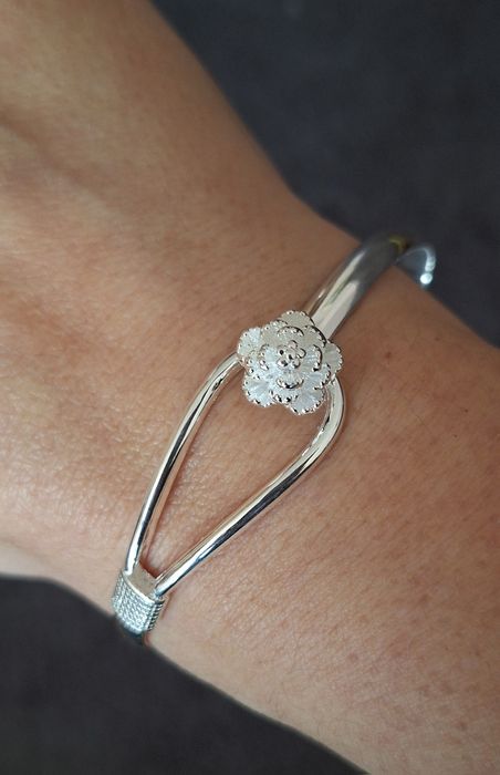 Нова сребърна гривна розичка