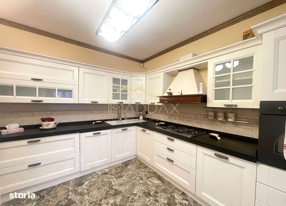 Vila 7 camere**Lake view**Ponton privat**Piscina**Teren 933 MP//Balote
