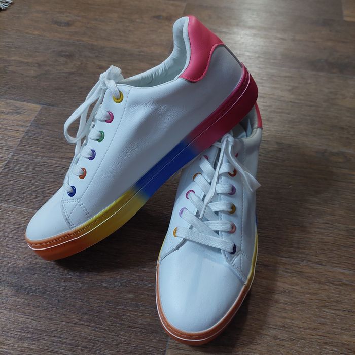 Продам новые кроссовки