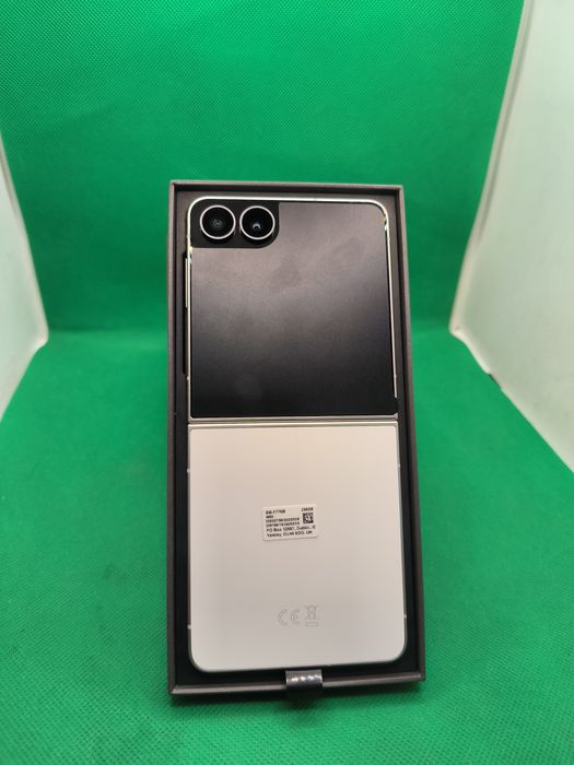 Samsung Z Flip 8 • Amanet Lazar Crangasi• Desigilat
