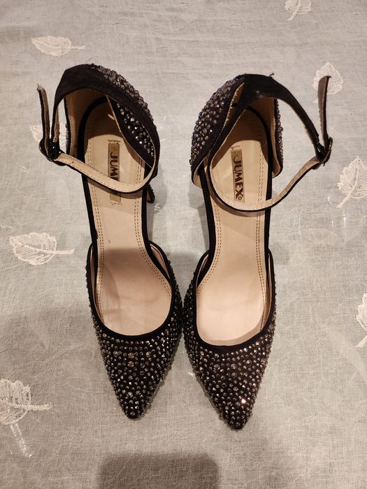 Блестящи обувки с висок ток