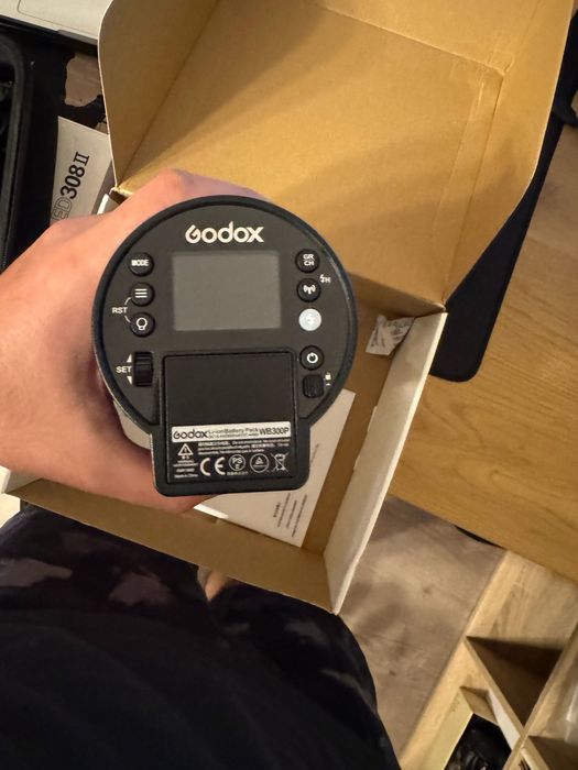 Vând Blitz portabil Godox AD300 Pro