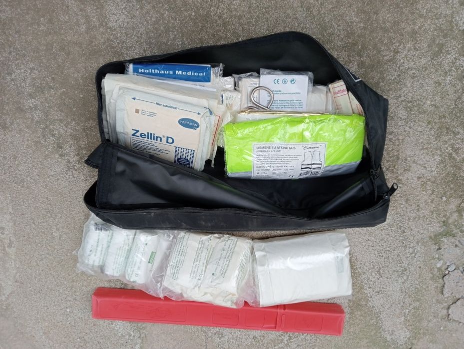 Аварииные знаки и аптечки.