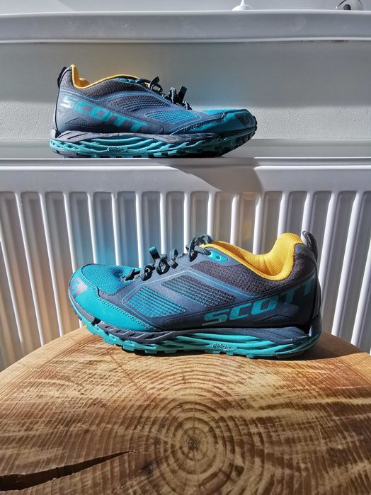 Adidași Scott, nr44, Noi