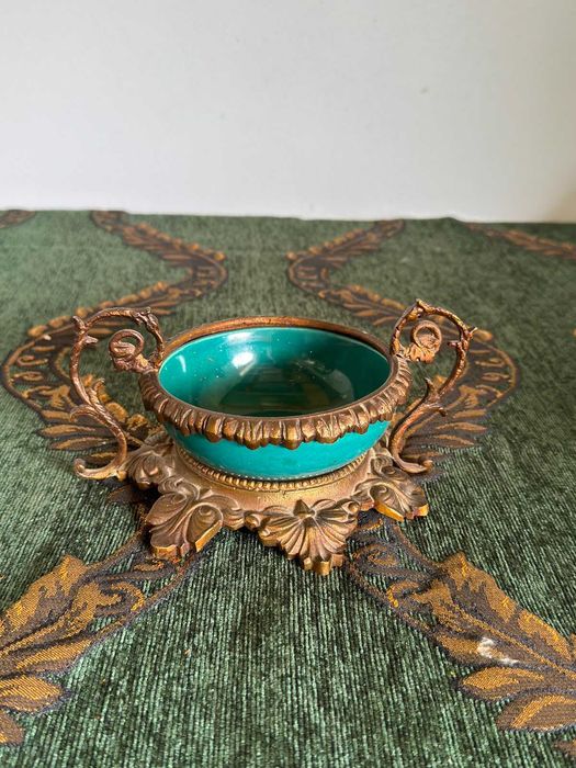 Bombonieră / bol decorativ vintage cu inserție din sticlă verde și suport din bronz, stil Art Nouveau