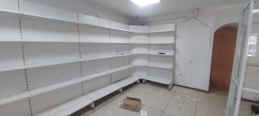 Стелажи железные.