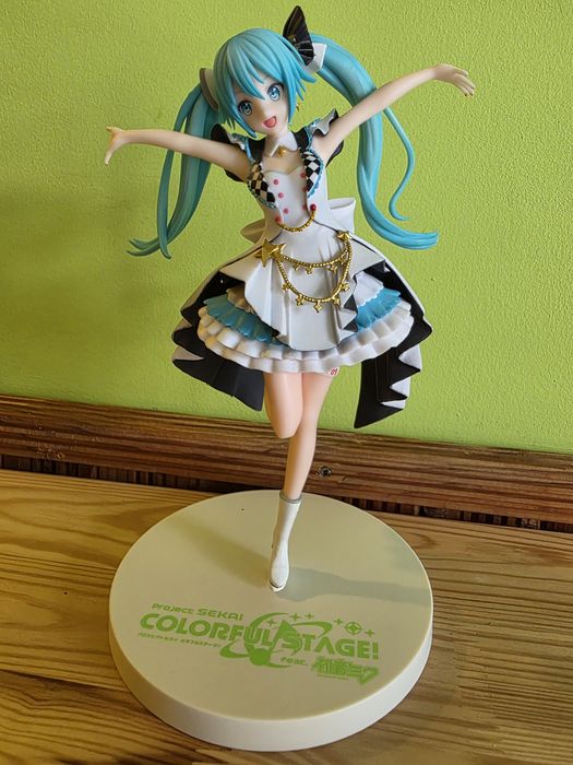 Продавам различни фигурки на Hatsune Miku