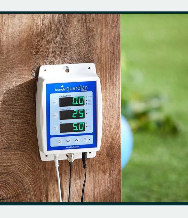 Monitor Bluelab măsurat temperatura, conductivitate, pH.