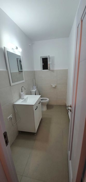 Inchiriez apartament 3 camere ultracentral - zona Romal - Campina