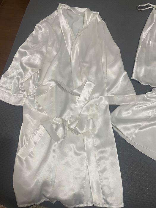 Бял сатенен комплект от три части