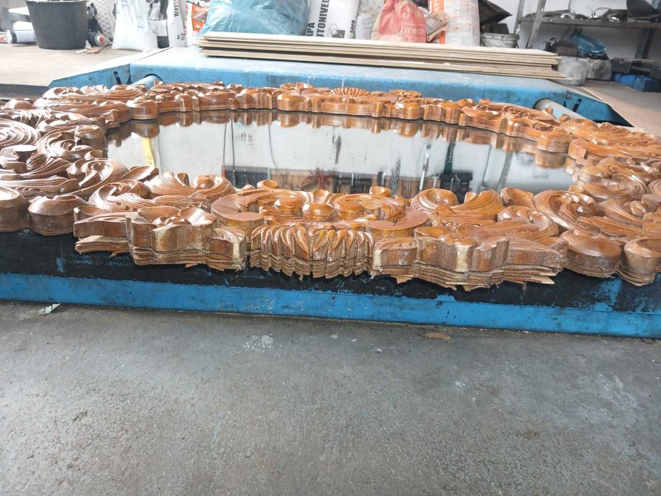 Oglindă vintage cu ramă de lemn masiv sculptat manual