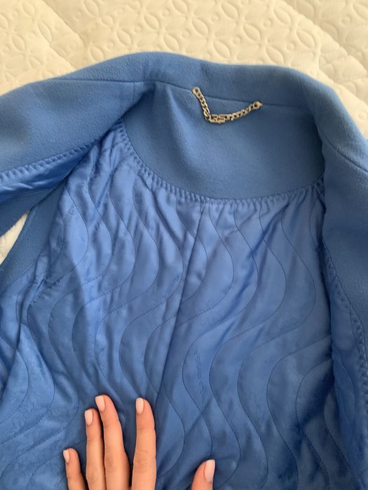 Пальто голубого цвета с карманами