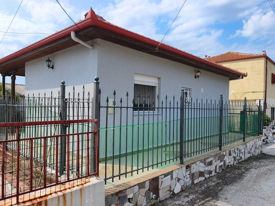 Продава къща с площ 40 м2 с двор 180 м2 в Аспровалта, Гърция