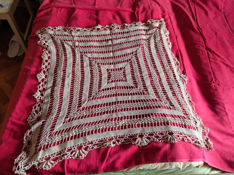 Продавам плетени на една кука покривки