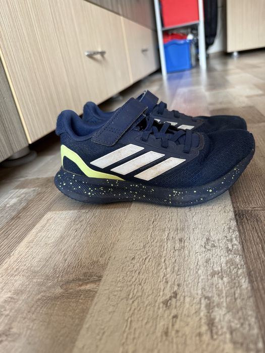 Papuci adidas nr 33
