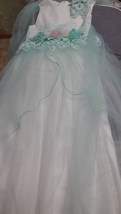 Продам платье на выпускной 4 класс