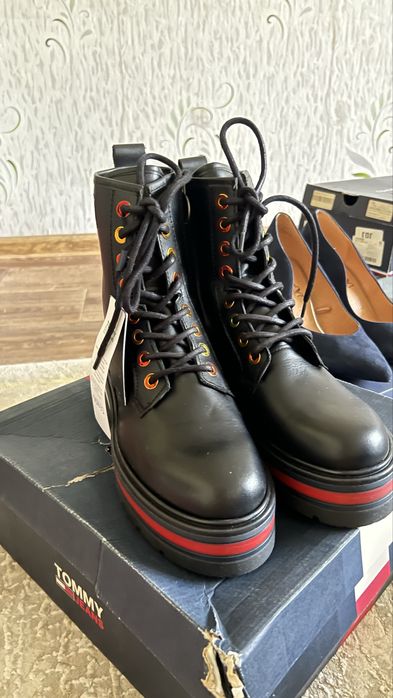 Томи хильфигер кларкс  ботинки  высокие