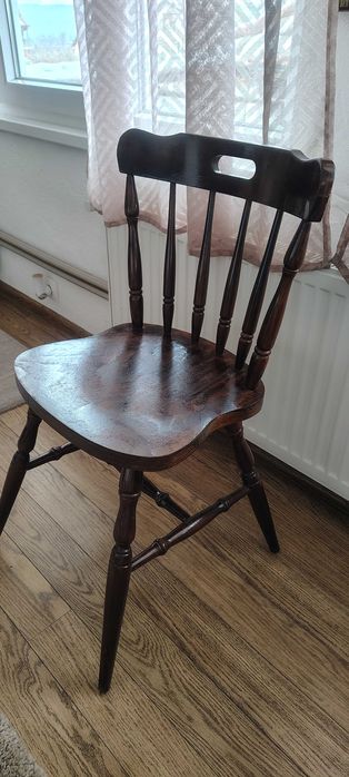 Продавам масивни дървени столове