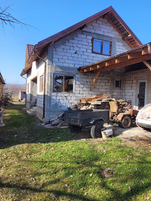 Casă la roșu + Teren generos + Spațiu comercial în stațiunea Pucioasa