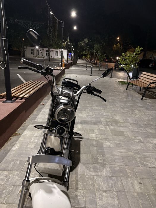 Moped alb nou 2024