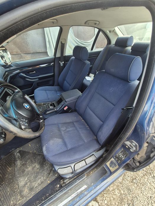 Продавам син салон БМВ Е39 седан