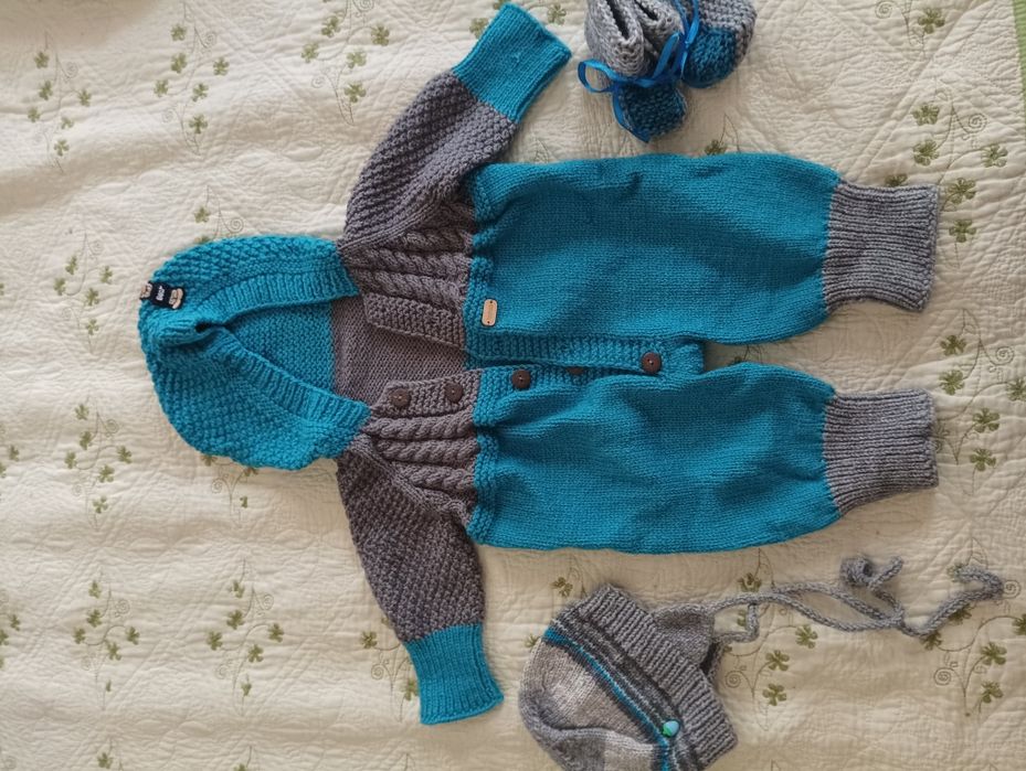 Теплый костюм с шапочками(2) и пинетками на 3-6 месяцев.