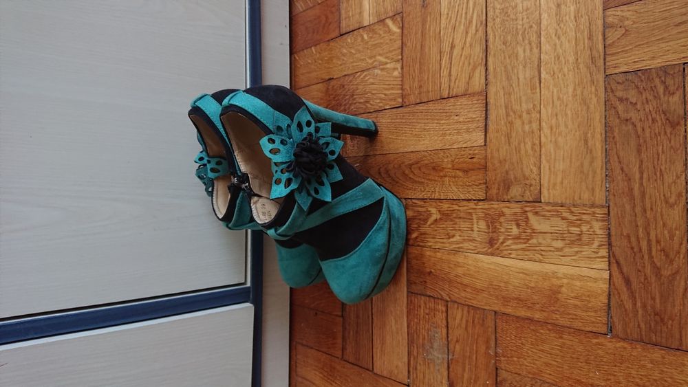 Дамски обувки на платформа