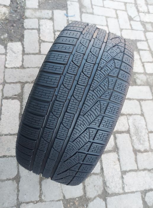 O bucată 275 35/30 R20 M+S iarnă - una Pirelli Continental